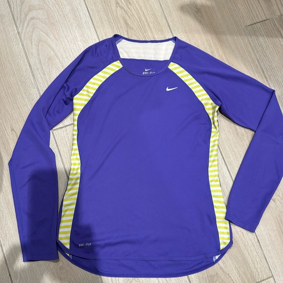 Nike size s long sleeve workout top - Picture 1 of 2